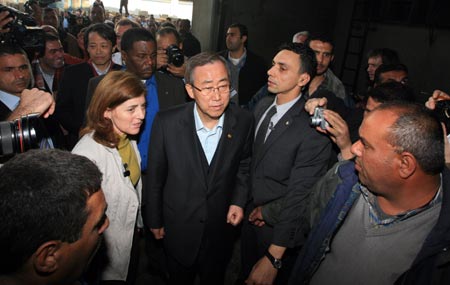 United Nations Secretary-General Ban Ki-moon (C) visits the damaged UN compound in Gaza City, on January 20, 2009.