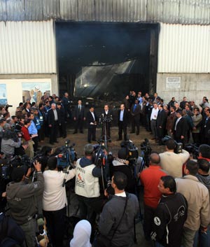 United Nations Secretary-General Ban Ki-moon (C Back) makes a speech during his visit to the damaged UN compound in Gaza City, on January 20, 2009.