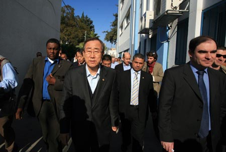 UN Secretary-General Ban Ki-moon (C) visits the destroyed United Nations compound in Gaza City, on January 20, 2009.