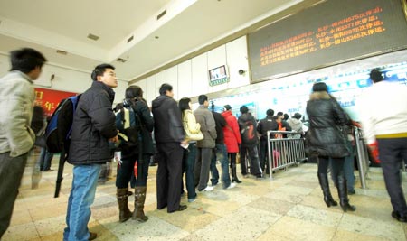 Passengers line up to buy tickets at the Changsha Railway Station in Changsha, capital of central-south China's Hunan Province, on January 21, 2009.