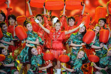 Sun Yue (C), China's renowned singer, performs during a dress rehearsal in China's biggest TV station, CCTV, in Beijing, capital of China, on January 2, 2009. 