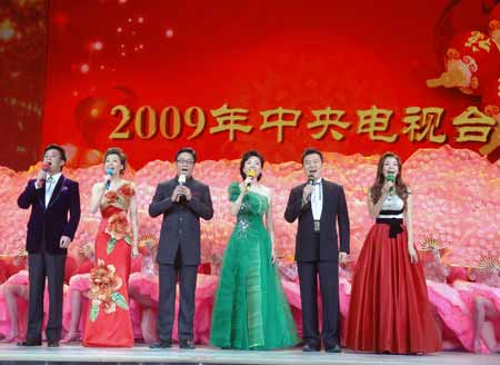 Anchormen and anchorwomen host the Spring Festival Gala during a dress rehearsal in China's biggest TV station, CCTV, in Beijing, capital of China, on January 13, 2009.