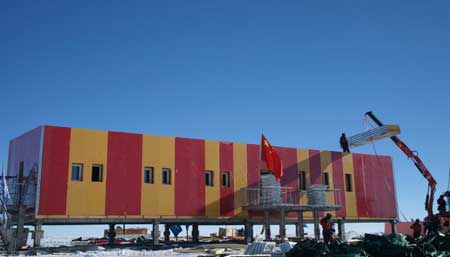 Photo taken on January 18, 2009 shows the Kunlun Station under construction, China's first inland Antarctic research station and the third in Antarctica after Changcheng Station and Zhongshan Station. Workers began to install the roof of the station on January 19 after the walls were constructed.