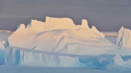 Photo taken on January 21, 2009 shows icebergs in Antarctica. 