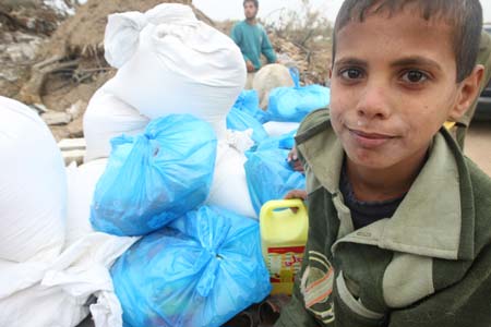 Palestinians receive foods donated by international communities in southern Gaza Strip of Zitton, on January 23, 2009.