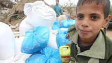 Palestinians receive foods donated by international communities in southern Gaza Strip of Zitton, on January 23, 2009.