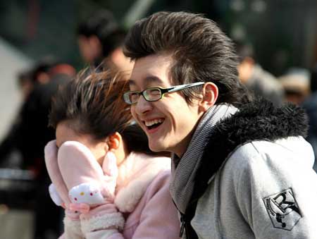 Citizens brave gale in the street of Hangzhou, capital of east China's Zhejiang Province, on January 23, 2009. The cold wave is moving south across much of China and the Central Meteorological Station (CMS) on Wednesday had issued an orange cold wave alert, the second most critical level after red.