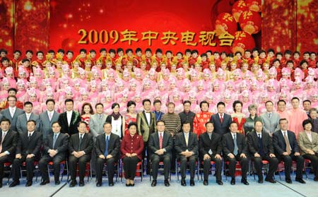 Li Changchun (C front), who is a member of the Standing Committee of the Political Bureau of the Central Committee of the Communist Party of China (CPC), poses for photos with the performers and producers of China Central Television's Lunar New Year gala in Beijing, capital of China, on January 23, 2009. Li Changchun visited the performers and producers of China Central Television's Lunar New Year gala during their rehearsal on Friday, and extended new year greetings to them.