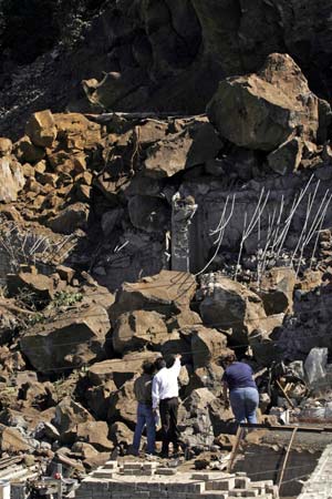 Rescuers inspect the scene of a landslide in Mexico City, capital of Mexico, on January 22, 2009.