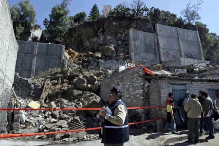 Rescuers inspect the scene of a landslide in Mexico City, capital of Mexico, on January 22, 2009. 