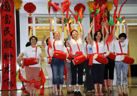 Overseas Chinese in Kenya perform Yangge Dance at the Chinese Embassy in Kenya in Nairobi, capital of Kenya, on January 23, 2009. Various activities were held by overseas Chinese and local residents all over the world to celebrate the upcoming Spring Festival, which falls on Jan. 26 this year.