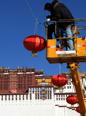 Workers hang lanterns to decorate Potala Palace for the coming Spring Festival in Lhasa, capital of southwest China's Tibet Autonomous Region, on January 24, 2009.