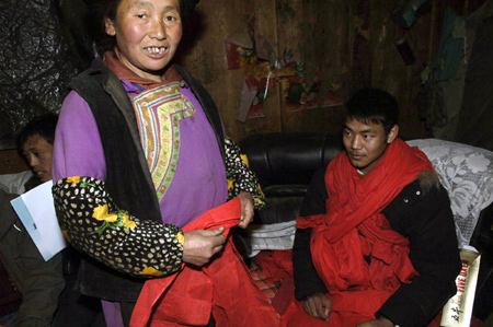 Gou Andong (R), who was transferred from Yingxiu Township by Chinese Premier Wen Jiabao' s special plane after earthquake on May 14, 2008, is seen with his family at a temporary dwelling in Longxi Village, Longxi Town of Wenchuan County in southwest China's Sichuan Province, on January 23, 2009. As the Spring Festival is coming, Gou Andong returned home to spend holiday with his family from Shanxi Province, where he goes on his study now.