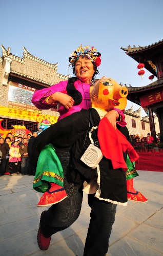 Folk artist performs traditional dance, celebrating the upcoming Chinese Lunar New Year of Ox in Feixi county, east China's Anhui Province on Saturday, on January 24, 2009.