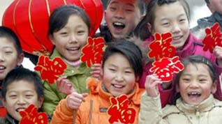 Children hold red lanterns celebrating the upcoming Chinese Lunar New Year of Ox, in the city of Shenyang, northeast China's Liaoning Province on Saturday, on January 24, 2009.