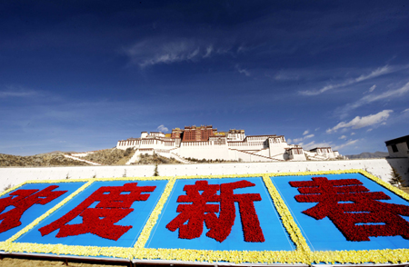 Photo taken on January 25, 2009 shows the parterre celebrating the Spring Festival in front of Potala Palace in Lhasa, capital of southwest China&apos;s Tibet Autonomous Region.