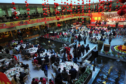 workers, who could not return home for the Spring Festival, gather together to have new year&apos;s dinner in Guilin, a city of south China&apos;s Guangxi Zhuang Autonomous Region, on January 25, 2009.