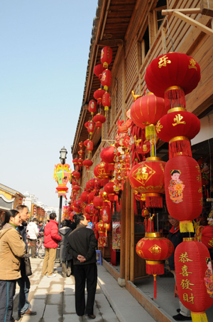 Citizens go shopping on a street decorated with festive lanterns in Fuzhou, capital of southeast China&apos;s Fujian Province, on January 25, 2009.