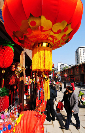 Citizens go shopping in Fuzhou, capital of south China&apos;s Fujian Province, on January 25, 2009.