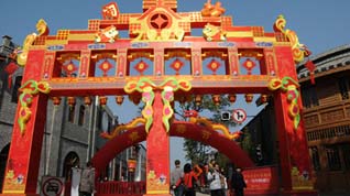 Citizens go shopping on a street decorated with festive lanterns in Fuzhou, capital of southeast China's Fujian Province, on January 25, 2009.