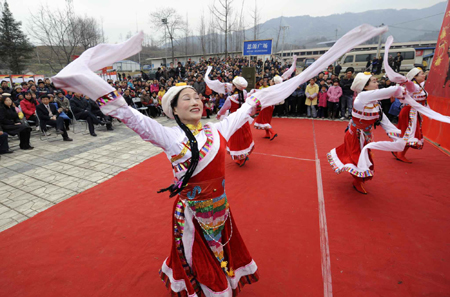 Locals perform folk dances celebrating the Spring Festival in Pengzhou, a quake-hit city of southwest China's Sichuan Province, on January 25, 2009.