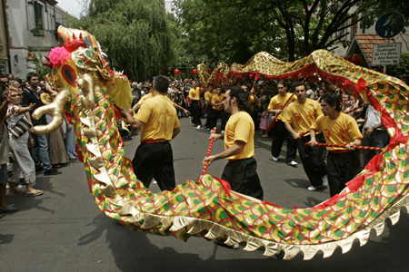 Performers play the dragon dance during a temple fair held in the China Street in Buenos Aires, capital of Argentina, on January 25, 2009.