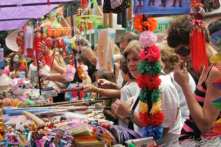 Locals buy Chinese traditional craftworks during a temple fair held in the China Street in Buenos Aires, capital of Argentina, on January 25, 2009. 