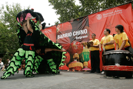 Performers play the lion dance during a temple fair held in the China Street in Buenos Aires, capital of Argentina, on January 25, 2009.