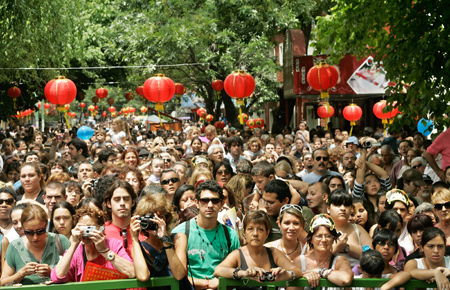 Locals watch performances during a temple fair held in the China Street in Buenos Aires, capital of Argentina, on January 25, 2009.