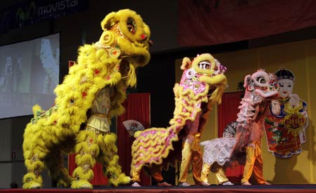 Chinese acrobats perform lion dance during a ceremony to celebrate Chinese Lunar New Year in Panama City, on January 25, 2009.