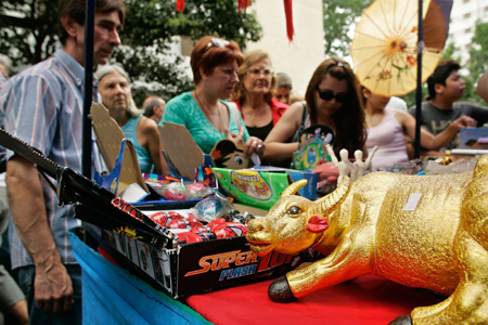 Locals buy Chinese traditional craftworks during a temple fair held in the China Street in Buenos Aires, capital of Argentina, on January 25, 2009.