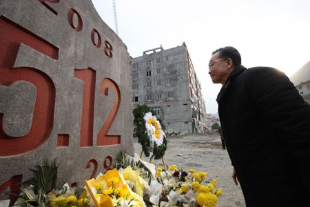 Chinese Premier Wen Jiabao pays a silent tribute to the victims of the May 12 earthquake after laying a wreath at the monument in Beichuan County, southwest China's Sichuan Province, on January 24, 2009. Wen Jiabao came to the quake-hit counties of Beichuan, Deyang and Wenchuan in Sichuan Province on January 24 and 25, celebrating the Spring Festival with local residents. 