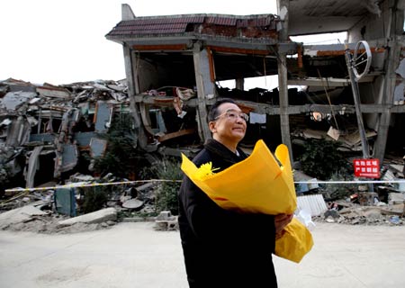Chinese Premier Wen Jiabao lays a bouquet at the rubbles in Beichuan County to commemorate the victims of the May 12 earthquake , southwest China's Sichuan Province, on January 24, 2009. Wen Jiabao came to the quake-hit counties of Beichuan, Deyang and Wenchuan in Sichuan Province on January 24 and 25, celebrating the Spring Festival with local residents.
