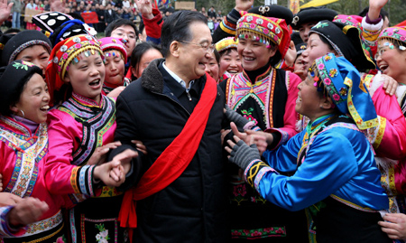 Chinese Premier Wen Jiabao (C) talks to women of Qiang ethnic group at Maoershi Village, Leigu Township of Beichuan County, southwest China's Sichuan Province, on January 24, 2009. Wen Jiabao came to the quake-hit counties of Beichuan, Deyang and Wenchuan in Sichuan Province on January 24 and 25, celebrating the Spring Festival with local residents.