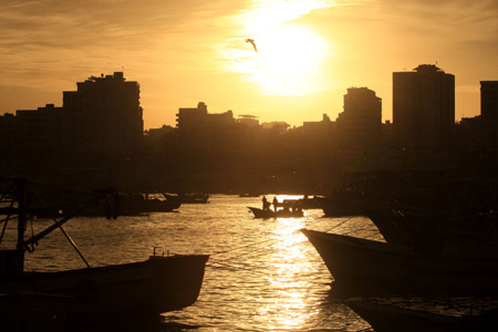 Fishermen work near the coast of the Mediterranean Sea in Gaza City, the Gaza strip, on January 28, 2009. [Xinhua]