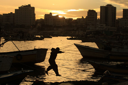 Fishermen work near the coast of the Mediterranean Sea in Gaza City, the Gaza strip, on January 28, 2009. [Xinhua]