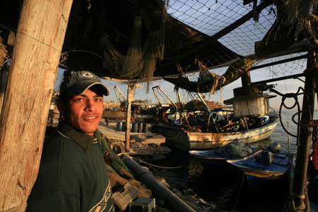 Fishermen work near the coast of the Mediterranean Sea in Gaza City, the Gaza strip, on January 28, 2009. [Xinhua]