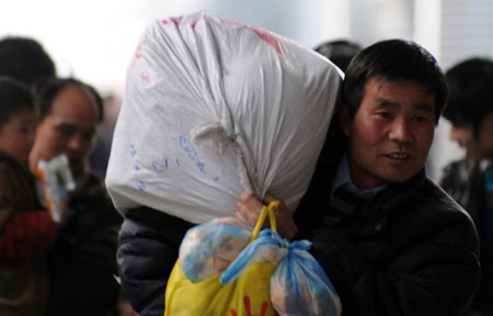 Passengers wait at a platform to board their train at the Fuyang Railway Station in Anhui province on Thursday, on January 29, 2009. Returning to major cities after the Spring Festival holidays might prove to be quite a task as more rain is likely to lash South China in the coming week, paralyzing public transport, the meteorological department said on Wednesday.