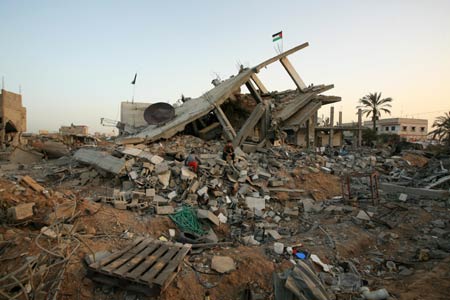 Palestinians stay in the rubbles of houses in al Moghraqa area in the central Gaza Strip, on January 29, 2009.