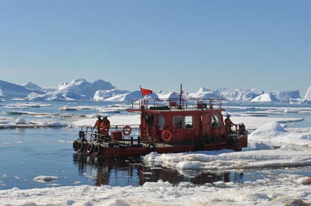 Huanghe Boat returns to China&apos;s Antarctic ice breaker Xuelong, or Snow Dragon, from Panda Dock of Zhongshan Antarctic Station after unloading goods, on January 29, 2009. As glaciers clears off, ice breaker Xuelong began unload goods to Zhongshan Antarctic Station. 