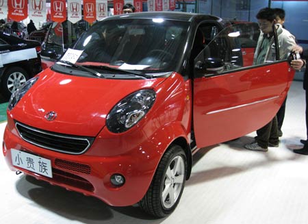 Visitors check a minicar in an auto trade market in Beijng, capital of China, on January 30, 2009. Many Chinese chose Spring Festival holidays to select and buy cars as the central government released automotive industry boosting plan in the middle of January. 