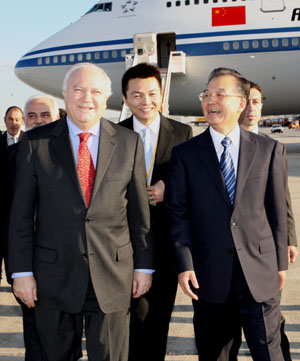 Chinese Premier Wen Jiabao (R, front) is greeted by Spanish Foreign Minister Miguel Angel Moratinos upon his arrival at an airport of Madrid, Spain, on January 30, 2009. Wen Jiabao arrived Friday in the Spanish capital for an official visit.