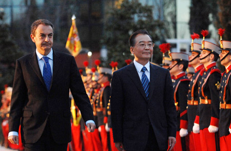 Chinese Premier Wen Jiabao (2nd L, front), accompanied by Spanish Prime Minister Jose Luis Rodriguez Zapatero, reviews the honor guard at an welcoming ceremony in honor of him in Madrid, Spain, on January 30, 2009.