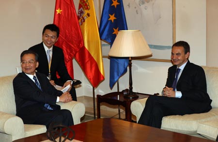 Chinese Premier Wen Jiabao (L) holds talks with Spanish Prime Minister Jose Luis Rodriguez Zapatero (R) in Madrid, capital of Spain, on January 30, 2009.