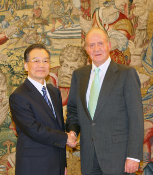 Chinese Premier Wen Jiabao (L) meets with Spanish King Juan Carlos in Madrid, Spain, on January 30, 2009.