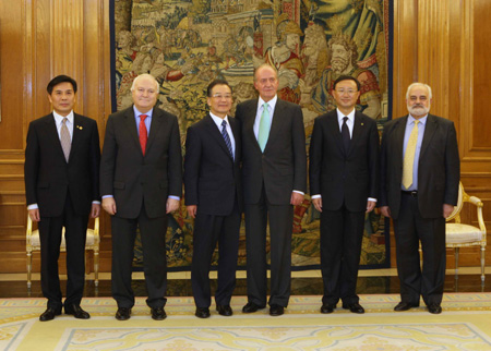 Chinese Premier Wen Jiabao (3rd L) and Spanish King Juan Carlos (3rd R) pose with main entourage following their meeting in Madrid, Spain, on January 30, 2009.