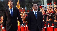 Chinese Premier Wen Jiabao (2nd L, front), accompanied by Spanish Prime Minister Jose Luis Rodriguez Zapatero, reviews the honor guard at an welcoming ceremony in honor of him in Madrid, Spain, on January 30, 2009.[