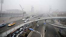 Heavy fog covers the flyover in Jinan, capital of east China's Shandong Province, on January 31, 2009.