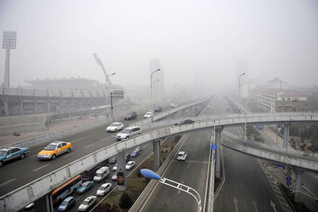 Heavy fog covers the flyover in Jinan, capital of east China's Shandong Province, on January 31, 2009.