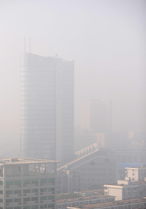 Heavy fog covers the buildings in Wuchang district of Wuhan, capital of central China's Hubei Province, on January 31, 2009.